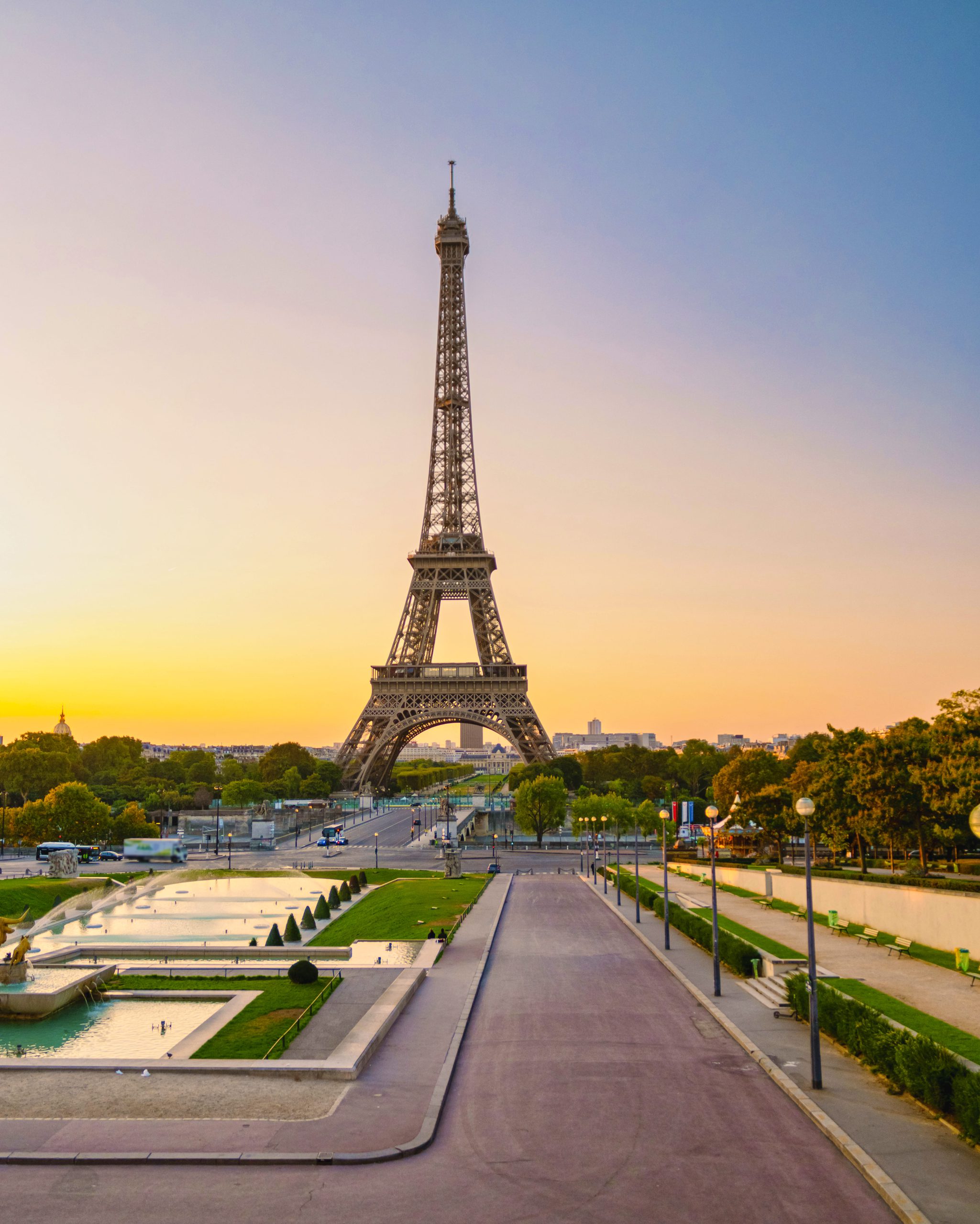 eiffel-tower-at-sunrise-in-paris-france-paris-eif-2026-01-06-10-13-28-utc